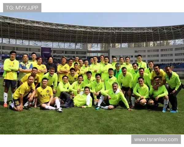 香港足球明星队意外相遇引发球迷热议精彩瞬间回顾 香港足球明星队意外相遇引发球迷热议精彩瞬间回顾