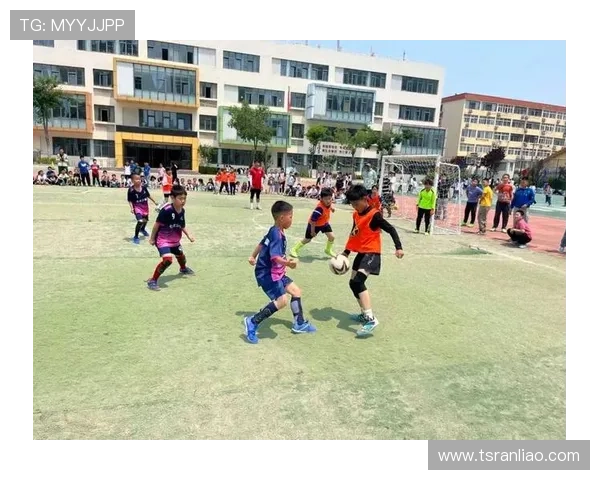 小朋友们化身足球明星展现梦想与激情的精彩瞬间